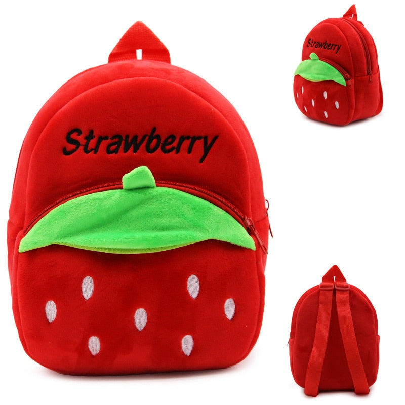 Image du Sac À Dos Peluche Fraise, un adorable sac à dos en peluche en forme de fraise pour enfant.